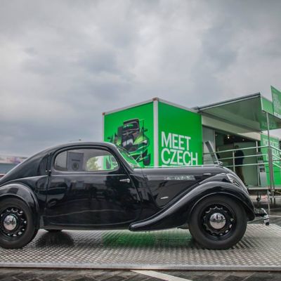 Prezentačný príves XXL 1 s mobilným pódiom