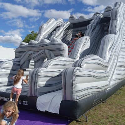 Horolezecká stena so šmykľavkou Cliffhanger