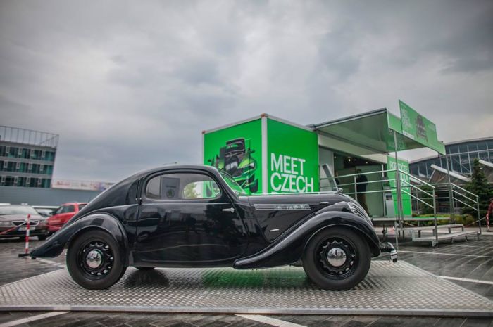 Prezentačné príves XXL s mobilným pódiom