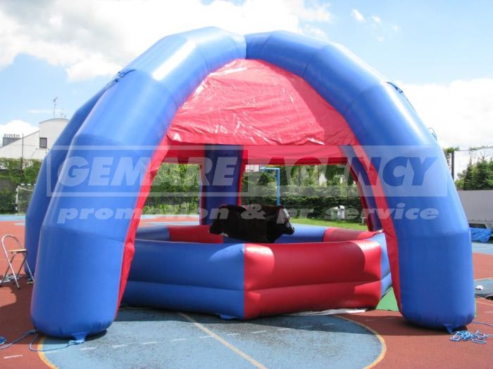 Elektrický býk zastrešený