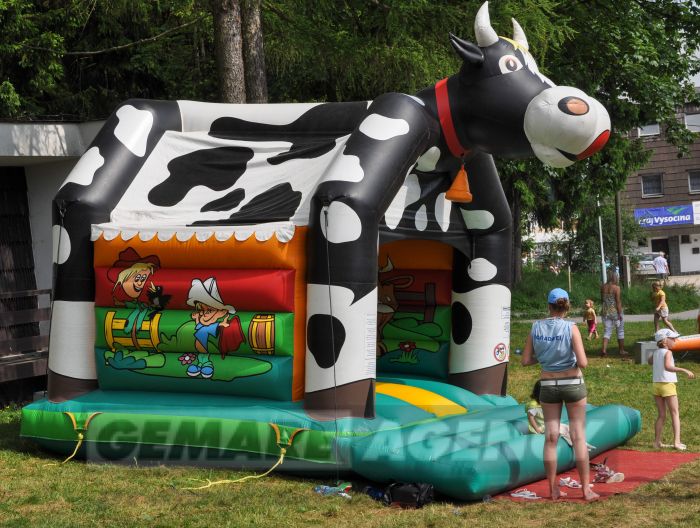 Skákací hrad Kravička