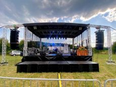 požičovňa pódium na prívese 8 x 6