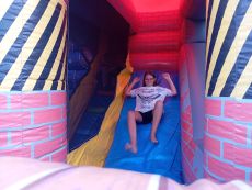 skáakcie hrad so šmýkačkou