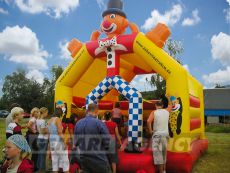 ponúka skákacích hradov