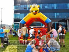 farebný skákací hrad Opičák